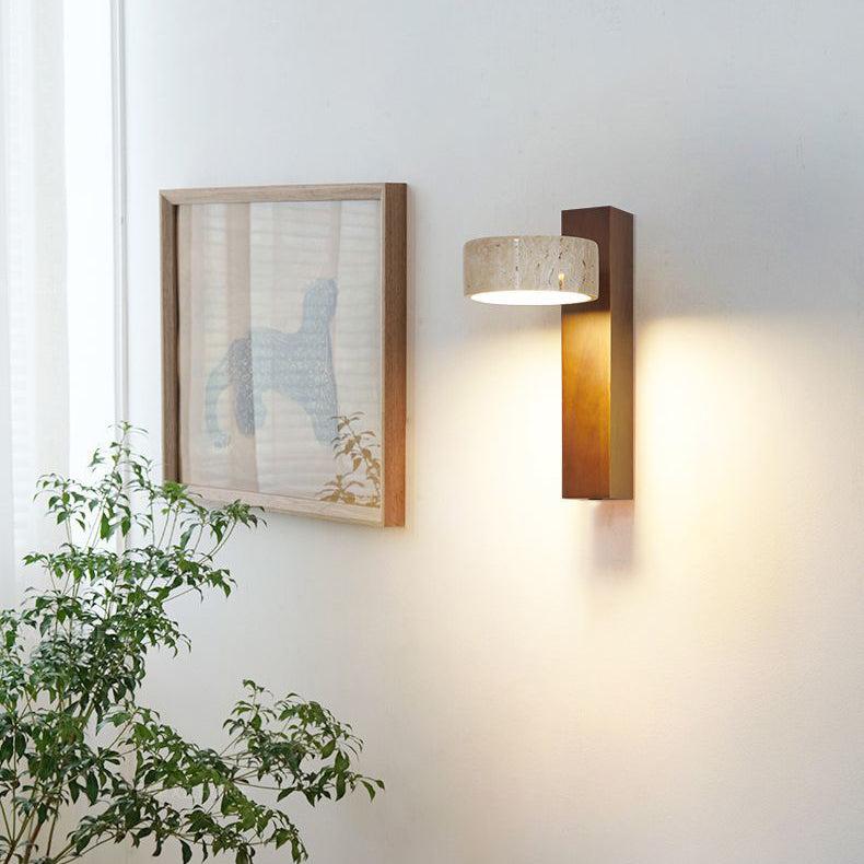Lampa ścienna LED z naturalnego trawertynu i drewna. Obrotowa, minimalistyczna do przedpokoju i sypialni.
