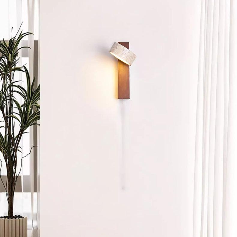 Nowoczesne oświetlenie ścienne LED. Minimalistyczna lampa z drewna i kamienia naturalnego trawertynu.
