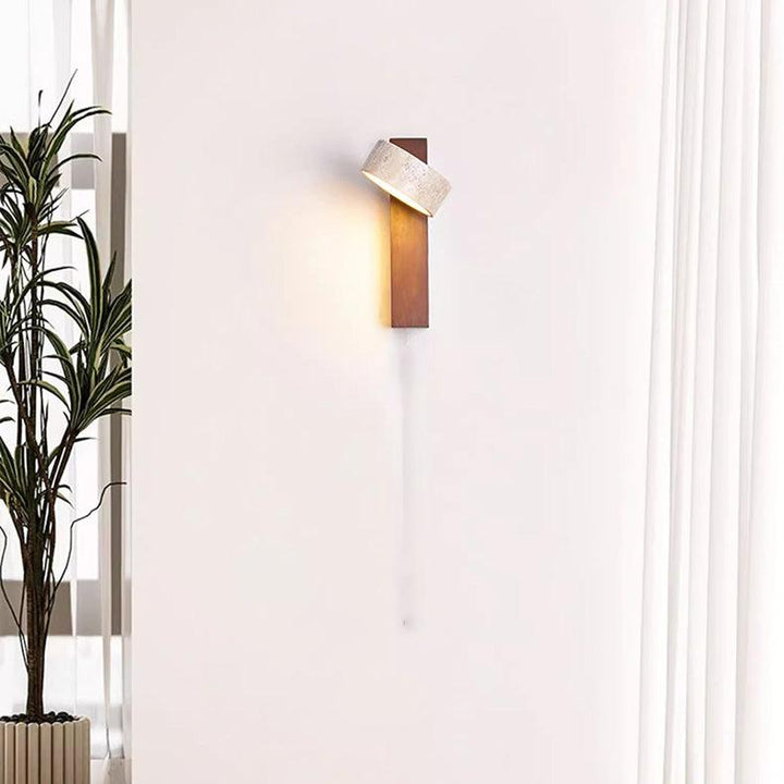 Nowoczesne oświetlenie ścienne LED. Minimalistyczna lampa z drewna i kamienia naturalnego trawertynu.