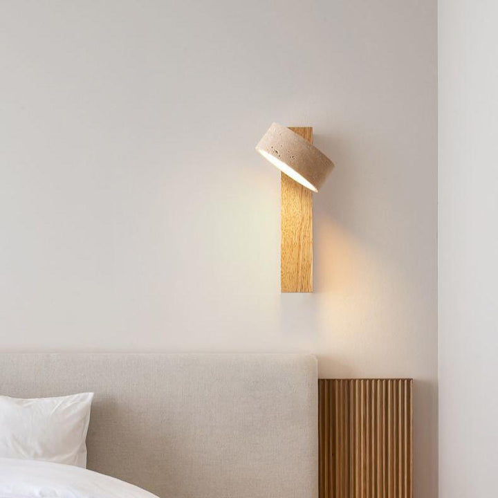 Oświetlenie ścienne LED. Minimalistyczna lampa z trawertynu i drewna, idealna do sypialni.