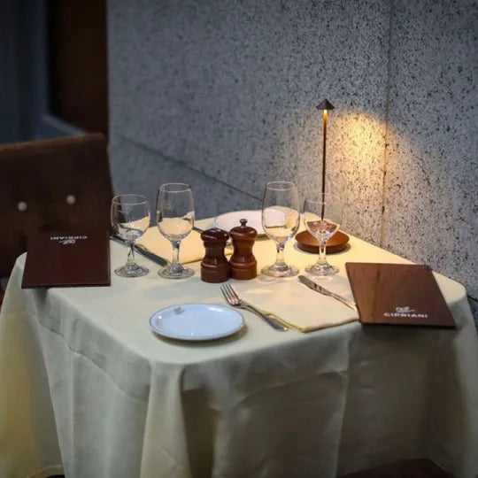 Lampa stołowa LED o nowoczesnym, minimalistycznym designie, idealna do eleganckiego wnętrza.