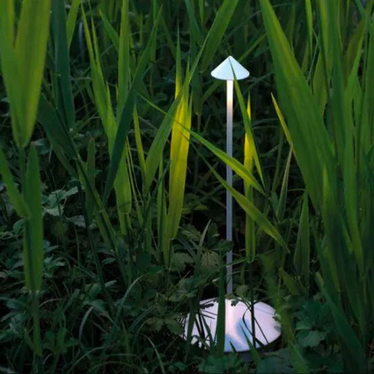 Lampa biurkowa LED, metalowa, zapewnia energooszczędne i stylowe oświetlenie.
