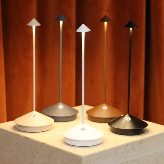 Elegancka lampa stołowa LED, metalowa, idealna jako nowoczesna dekoracja wnętrza domu.