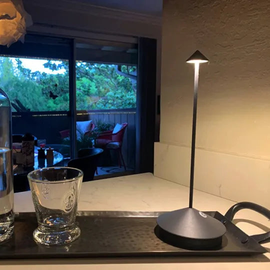 Prosta i elegancka lampa stołowa LED, metalowa, pasująca do każdego nowoczesnego wnętrza.