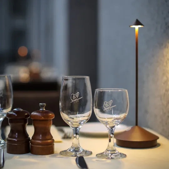 Lampa stołowa LED, wysokiej jakości, metalowa, z minimalistycznym designem do biura.