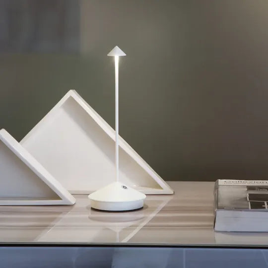 Subtelna elegancja lampy stołowej LED, metalowa konstrukcja do nowoczesnego wnętrza.