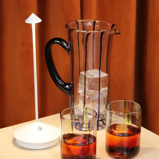 Elegancka lampa LED z metalu, subtelne oświetlenie dla minimalistycznego wnętrza.