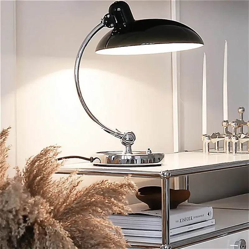 Minimalistyczna lampa stołowa LED w skandynawskim stylu, idealna do salonu lub sypialni.