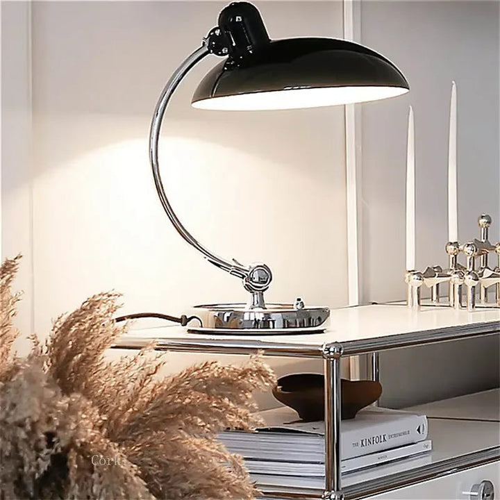 Minimalistyczna lampa stołowa LED w skandynawskim stylu, idealna do salonu lub sypialni.