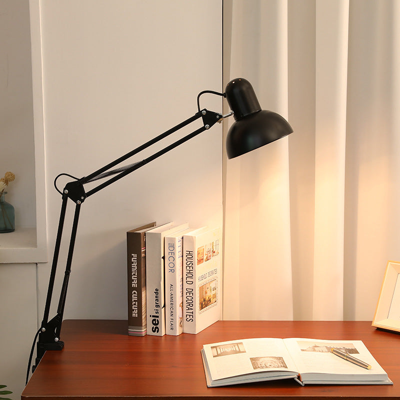 Regulowana lampa stołowa z klipsem, długie ramię, minimalistyczne oświetlenie biurowe.