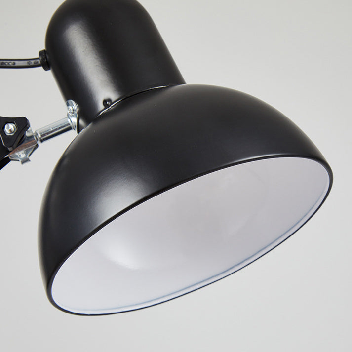 Lampa biurkowa z klipsem, długie ramię, nowoczesne oświetlenie do pracy w biurze lub gabinecie.