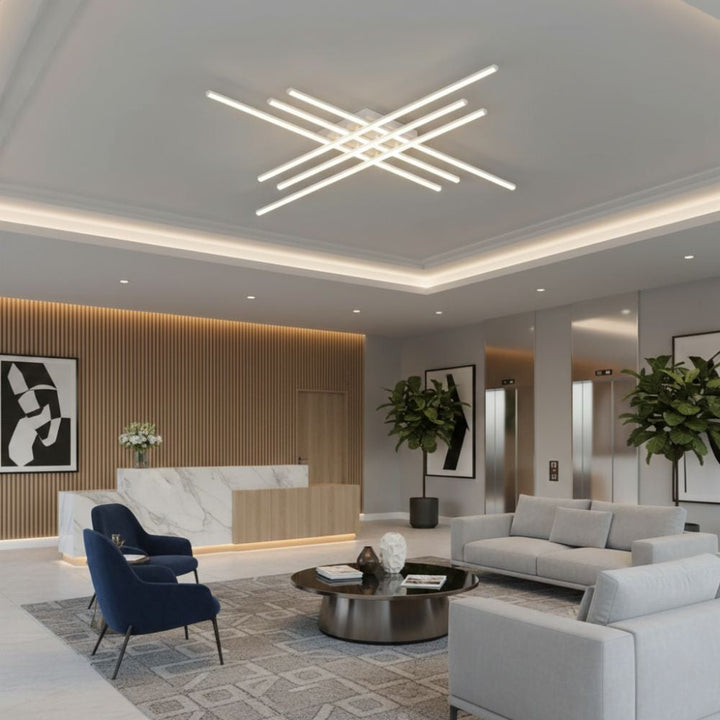 Nowoczesna lampa sufitowa LED w salonie, zapewniająca ciepłe światło.