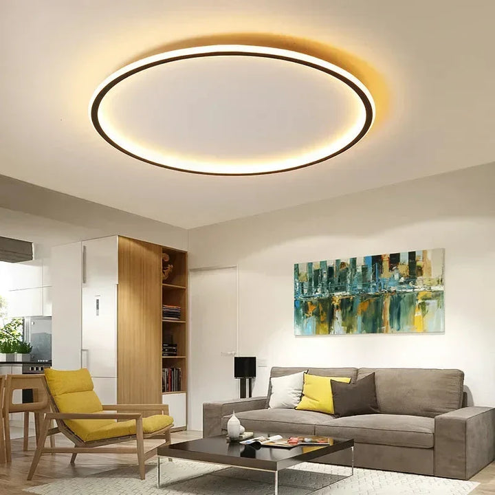 Lampa sufitowa LED w salonie, okrągła, w minimalistycznym stylu skandynawskim. Nowoczesna dekoracja i oświetlenie.