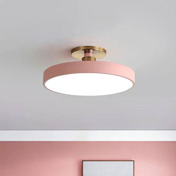 Lampa sufitowa LED w stylu skandynawskim, wpuszczana, akrylowa, dyskretne oświetlenie salonu.