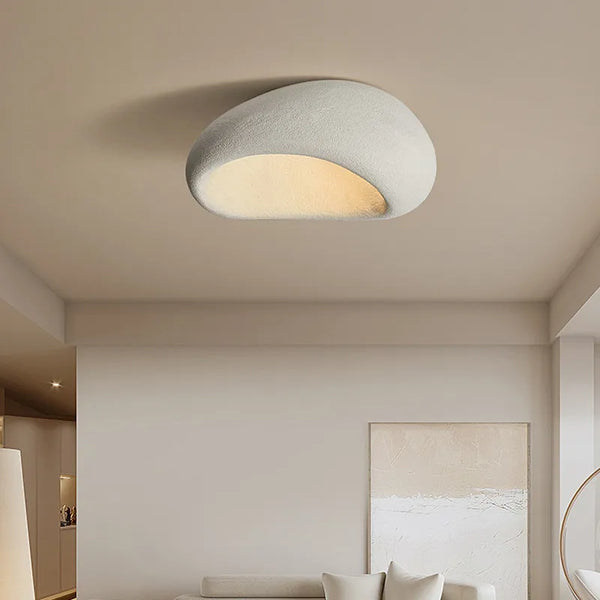 Nowoczesna lampa sufitowa Wabi-Sabi. Harmonijne oświetlenie wnętrza domu w stylu minimalistycznym.