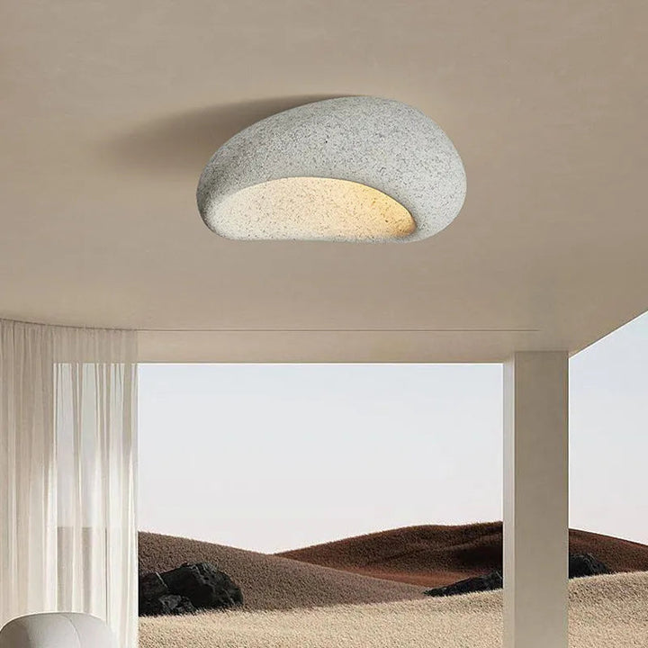 Lampa sufitowa Wabi-Sabi. Minimalistyczne oświetlenie, które wprowadza spokój do salonu i sypialni.