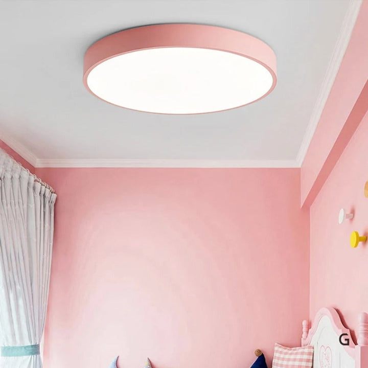 Skandynawska, okrągła lampa sufitowa LED. Minimalistyczny design i efektywne oświetlenie domowe.