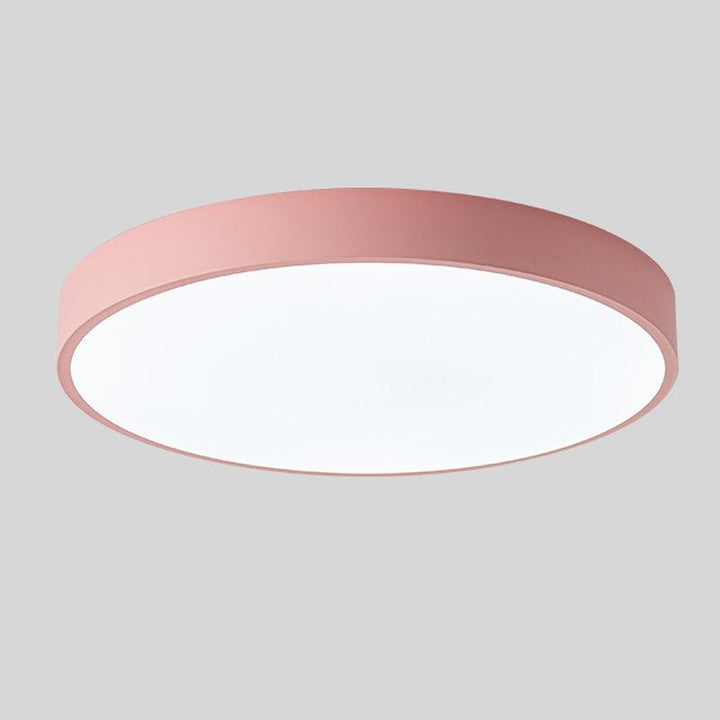 Współczesna lampa sufitowa LED, okrągła. Minimalistyczny design i nowoczesne oświetlenie wnętrz.