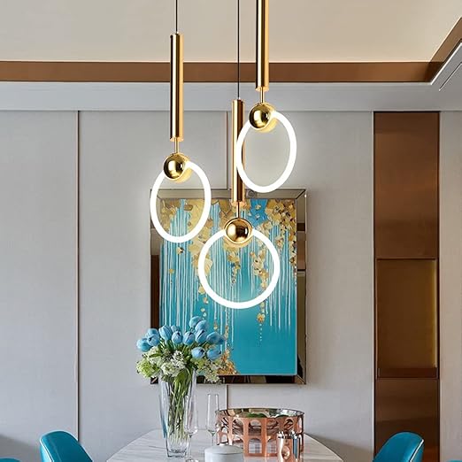 Elegancka złota lampa wisząca w nowoczesnym salonie