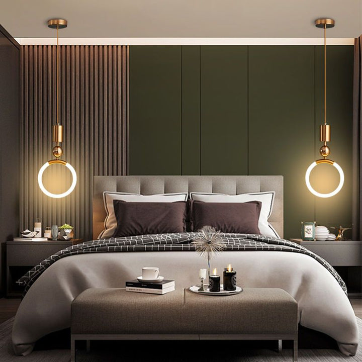 Designerska złota lampa wisząca, idealna do salonu i jadalni