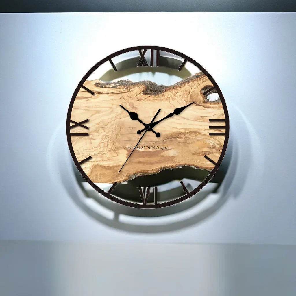 Stylowy przezroczysty zegar ścienny do salonu. Cichy mechanizm kwarcowy podkreśla nowoczesny home decor.
