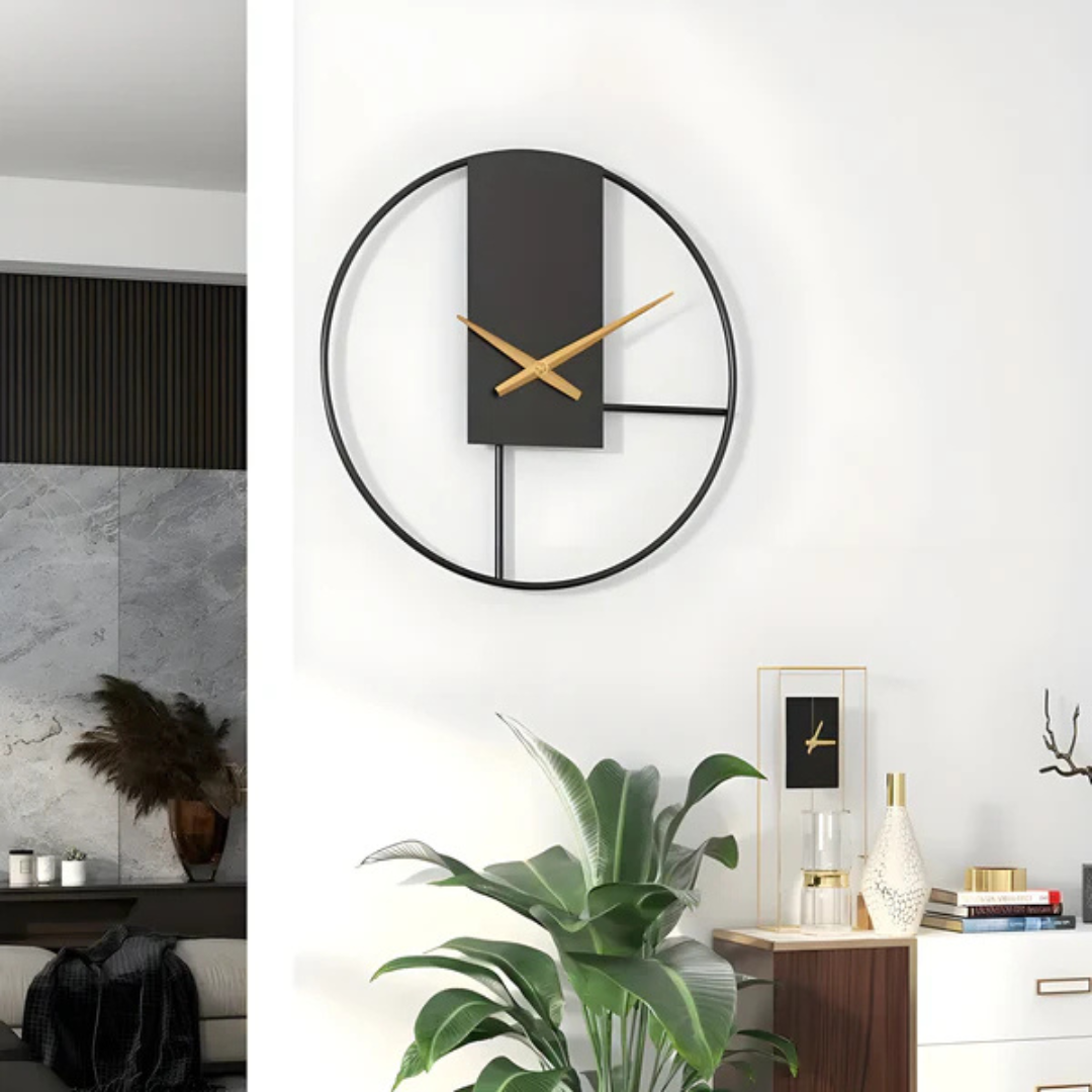 Cichy zegar ścienny, minimalistyczny design, czarna metalowa rama, złote akcenty. Idealny do sypialni lub salonu.