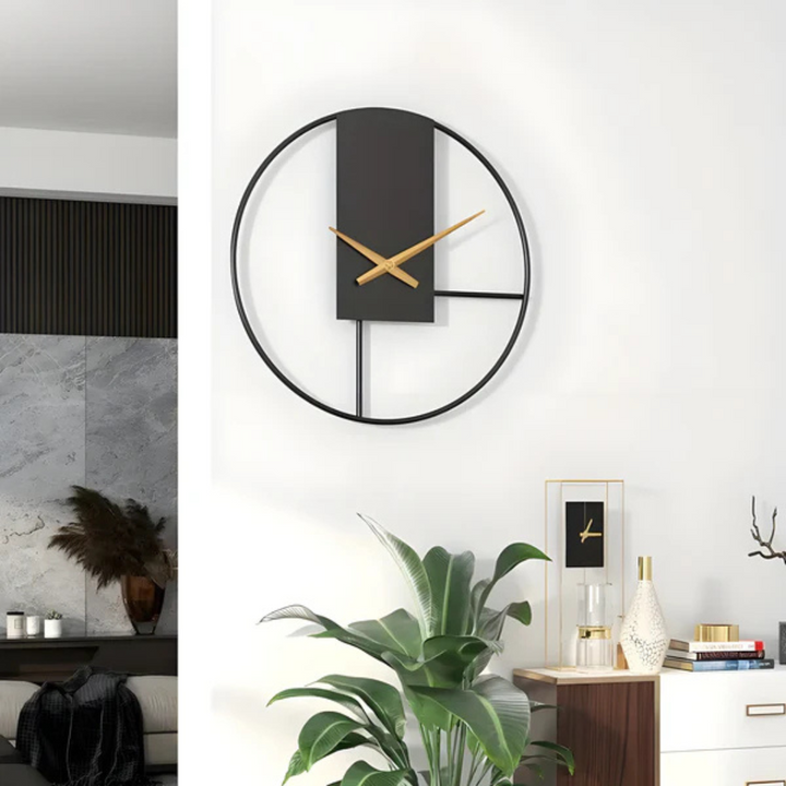 Cichy zegar ścienny, minimalistyczny design, czarna metalowa rama, złote akcenty. Idealny do sypialni lub salonu.