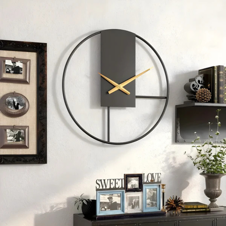Elegancki, nowoczesny zegar ścienny z metalu w czarnym kolorze ze złotymi wskazówkami. Cichy mechanizm, minimalistyczny styl.