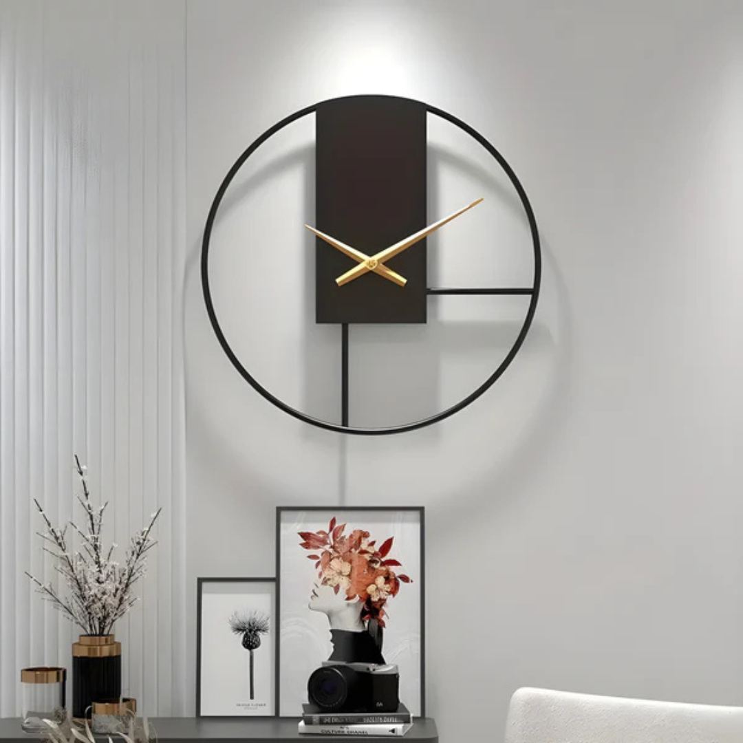Złoto-czarny minimalistyczny zegar ścienny. Metalowa dekoracja do nowoczesnego salonu. Cichy, elegancki design.