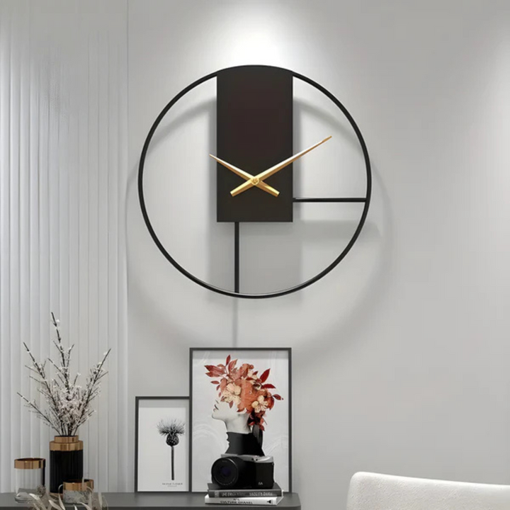 Złoto-czarny minimalistyczny zegar ścienny. Metalowa dekoracja do nowoczesnego salonu. Cichy, elegancki design.