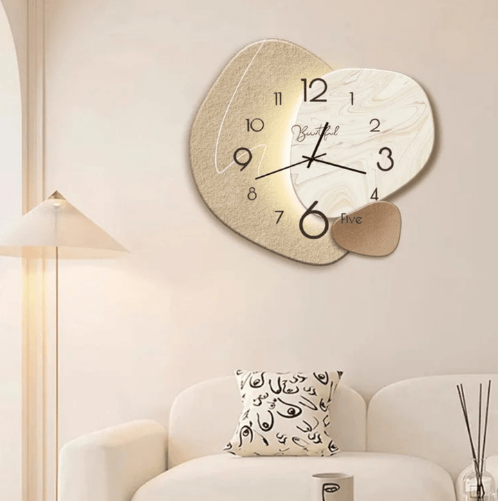 Zegar ścienny, widok z bliska. Minimalistyczny design, metalowe detale. Luksusowa dekoracja do biura, salonu.