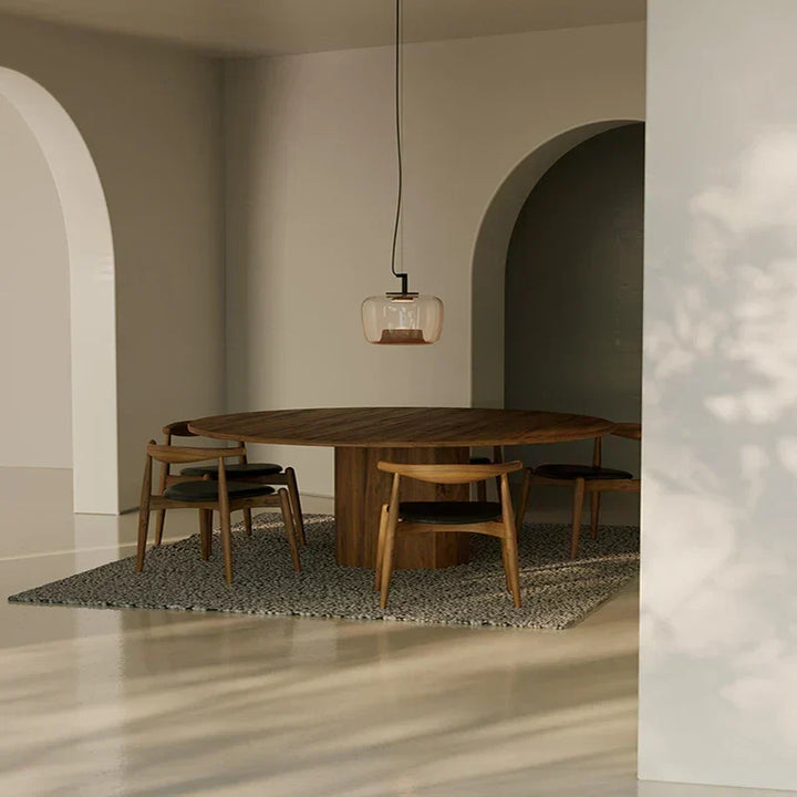 Stylowa lampa wisząca o minimalistycznym designie w jasnym wnętrzu