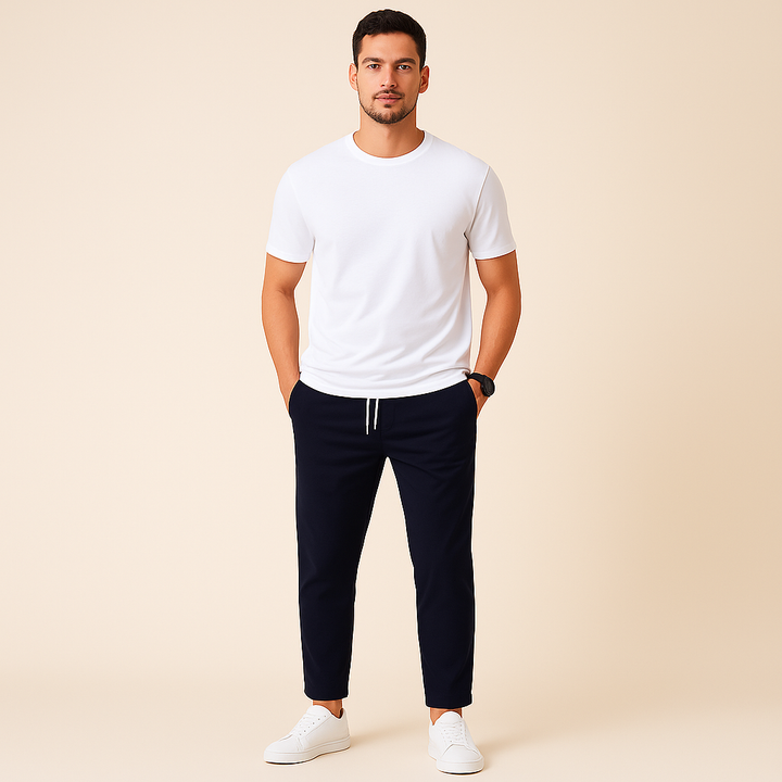 Mężczyzna w niebieskich marynarskich spodniach slim fit ze sznurkiem
