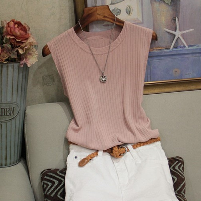 Modelka w beżowym tank topie damskim basic slim fit. Idealny na lato i codzienne, komfortowe stylizacje casual.