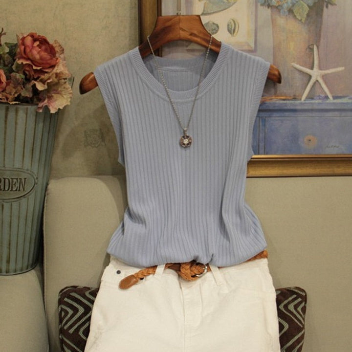 Biały tank top damski basic slim fit, bluzka na lato. Uniwersalna koszulka do mody casual i codziennych stylizacji.