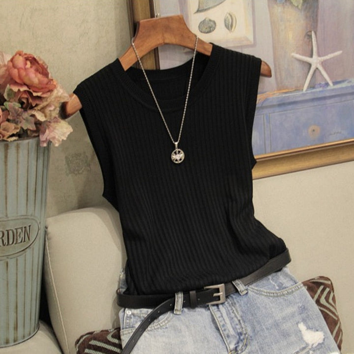 Detal czarnego tank topu damskiego slim fit. Komfortowy basic top, idealny na letnie i casualowe stylizacje.