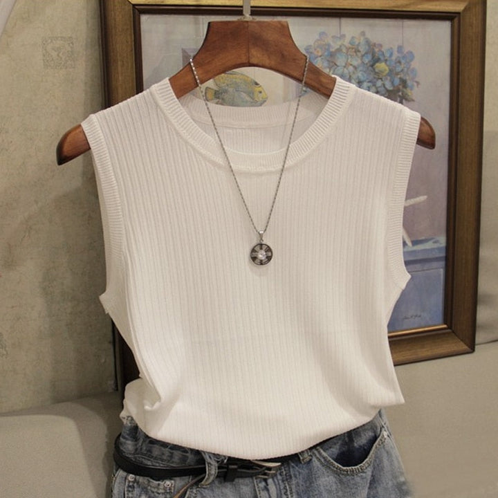 Kobieta w niebieskim tank topie damskim basic. Slim fit koszulka damska, idealna do codziennych stylizacji na lato.