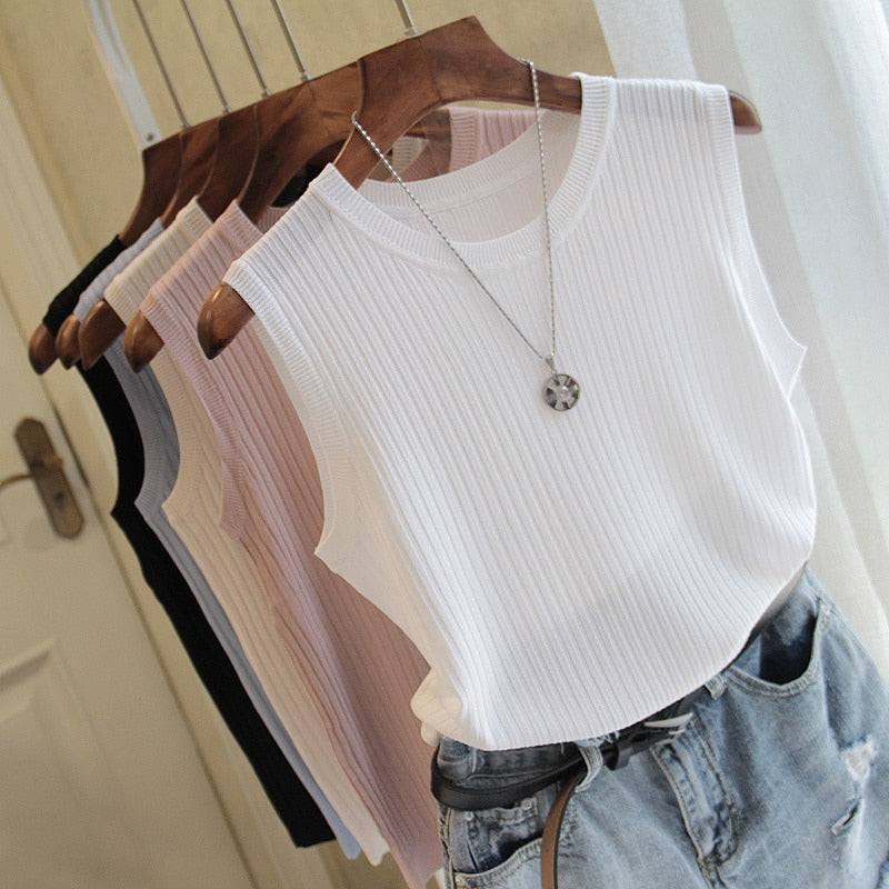 Różowy tank top damski basic, widok z przodu. Komfortowy top slim fit na lato, uniwersalna bluzka casual.