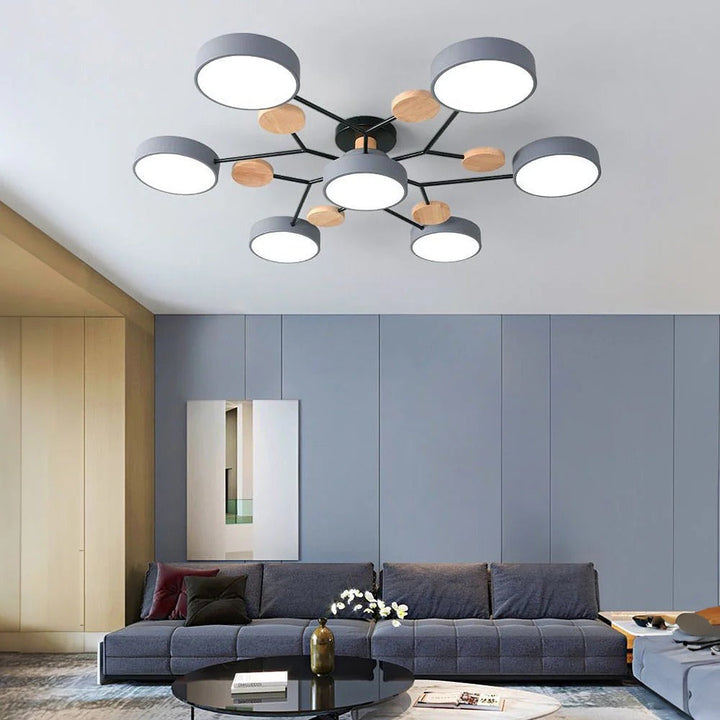 Designerska lampa sufitowa oświetlająca przestronne wnętrze nowoczesnego domu