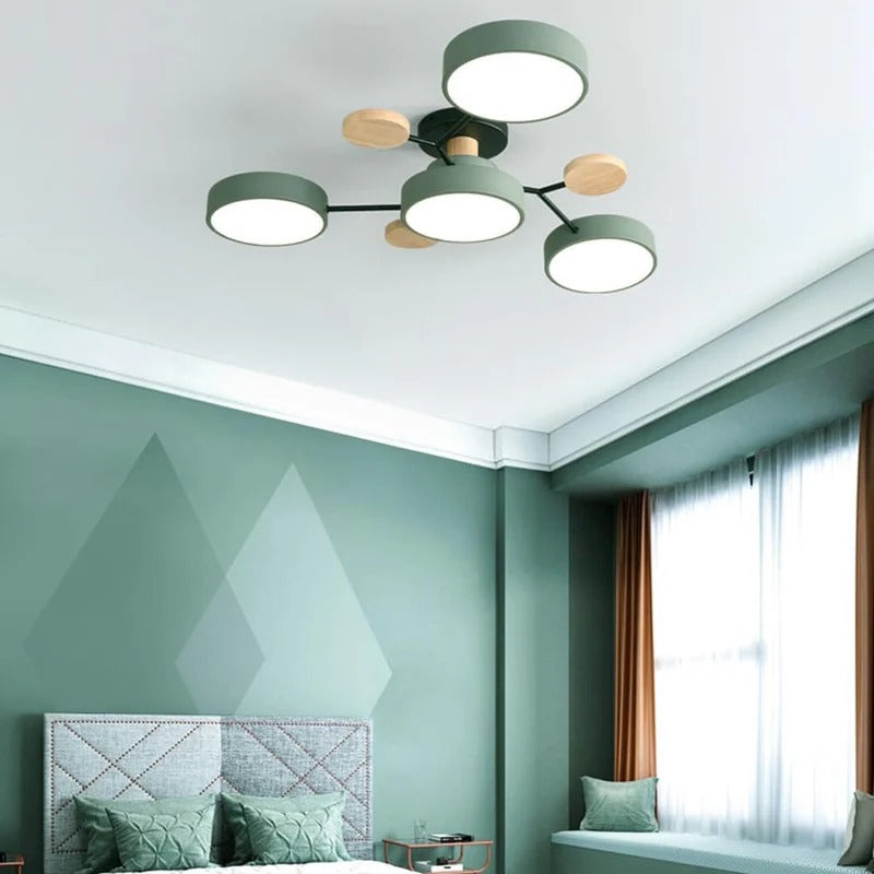 Minimalistyczna lampa wisząca LED w jasnej, skandynawskiej sypialni