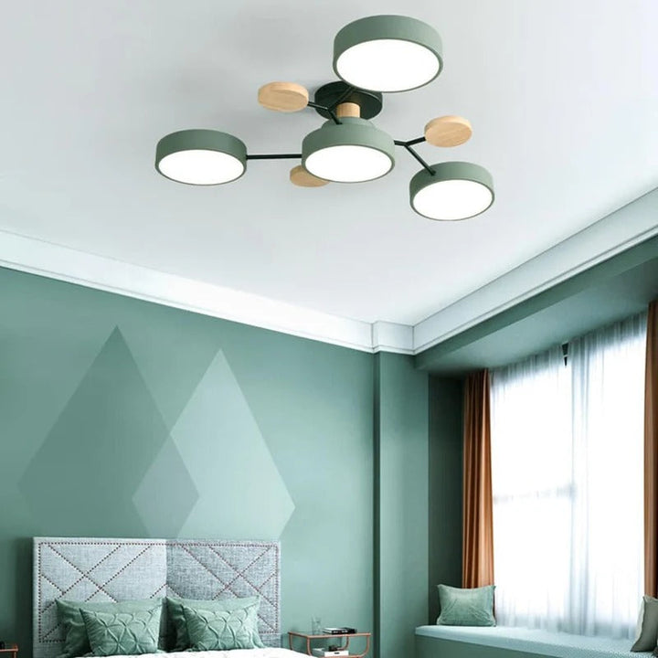 Minimalistyczna lampa wisząca LED w jasnej, skandynawskiej sypialni