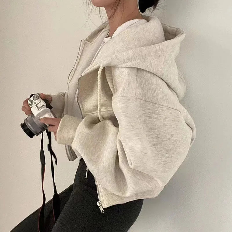 Modna damska bluza crop z kapturem, idealna na co dzień. Wygodna, rozpinana, w stylu streetwear.