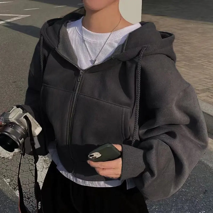 Uniwersalna bluza damska crop z kapturem, rozpinana. Doskonała do sportu, streetwearu i na co dzień.
