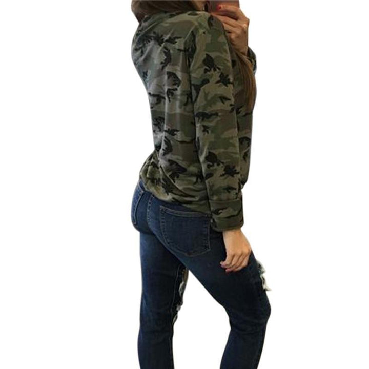 Damska bluza moro z dekoltem V, modnym wiązaniem. Stylowy, nierozpinany top w kamuflaż.