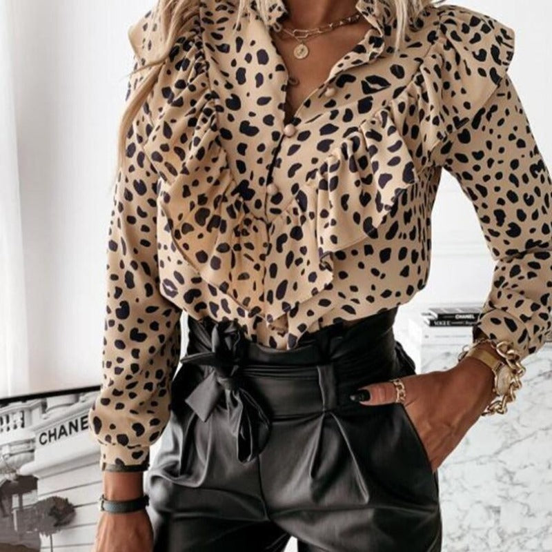 Modna koszula damska w panterkę z dekoltem V-neck, falbanką i długimi rękawami. Beżowa, elegancka, casual.