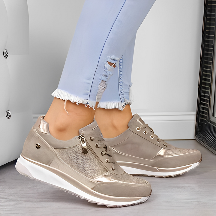 Modne buty damskie z zamkiem, idealne na co dzień. Wygodne obuwie casualowe w beżowym kolorze.