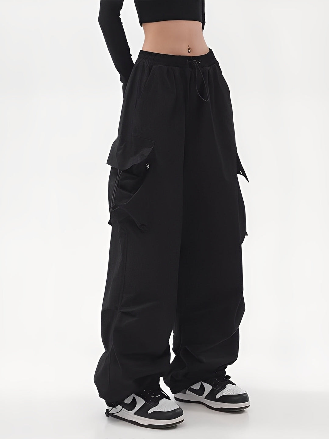 Stylowe damskie spodnie cargo Aimée z pojemnymi kieszeniami. Modne i komfortowe, idealne do casualowych outfitów.