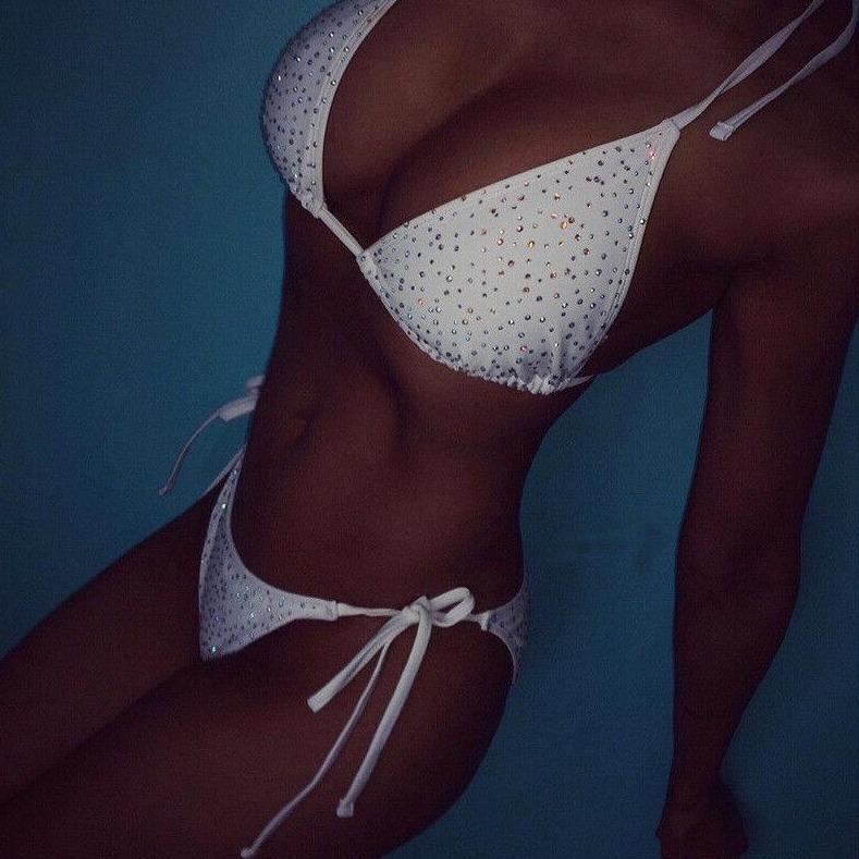 Stylowe, błyszczące bikini damskie dwuczęściowe w modnych kolorach: zielonym, białym i żółtym na plażę.