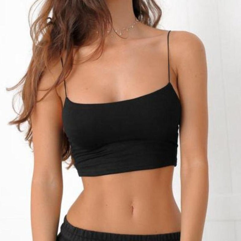 Modny damski tank top na cienkich ramiączkach. Krótki, dopasowany letni top bluzka, idealna na casualowe dni.