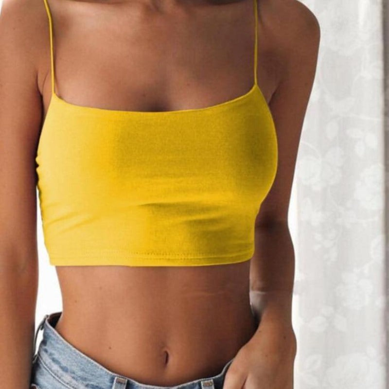 Elegancki damski tank top na cienkich ramiączkach. Dopasowany letni krótki top, idealny do modnych letnich stylizacji.